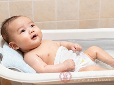 宝宝放屁带屎后,需及时更换尿布或尿不湿,用温水轻轻清洗臀部,避免大便残留刺激皮肤 宝宝放屁带屎后,需及时更换尿布或尿不湿,用温水轻轻清洗臀部,避免大便残留刺激皮肤