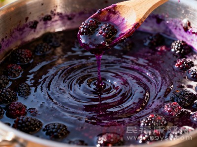 桑葚果酱呈现深紫色或紫红色,源于桑葚中的天然花青素,这是一种常见的植物化学物 桑葚果酱呈现深紫色或紫红色,源于桑葚中的天然花青素,这是一种常见的植物化学物