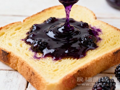 桑葚果酱在制作过程中会添加较多糖分,过量食用容易导致糖分摄入超标 桑葚果酱在制作过程中会添加较多糖分,过量食用容易导致糖分摄入超标