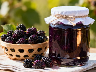 除了糖尿病患者,胃酸过多、胃溃疡患者也应适量食用,因果酱的酸性可能会刺激胃黏膜,加重胃部不适 除了糖尿病患者,胃酸过多、胃溃疡患者也应适量食用,因果酱的酸性可能会刺激胃黏膜,加重胃部不适