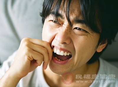 口腔内若存在牙龈炎、牙周炎等炎症，需先治疗炎症，待口腔环境稳定后再进行种植