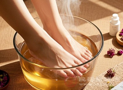 睡前用40℃左右的溫水泡腳15-20分鐘，促進(jìn)腳部血液循環(huán)，驅(qū)散寒氣，泡腳后及時(shí)擦干保暖