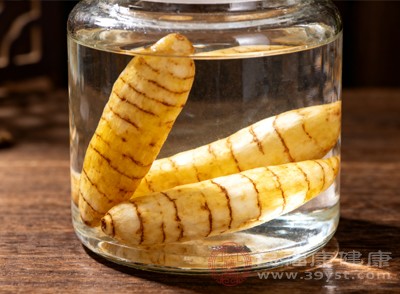 可选用陶瓷杯、玻璃杯等耐高温且不会与天麻发生化学反应的容器 可选用陶瓷杯、玻璃杯等耐高温且不会与天麻发生化学反应的容器