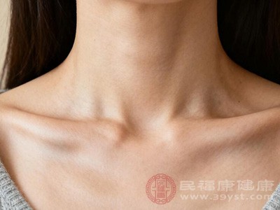 这个动作能放松紧张的颈部肌肉