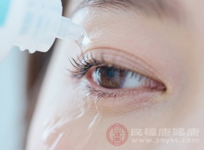 在医院由专业医生操作,将生理盐水通过泪小点注入泪道 在医院由专业医生操作,将生理盐水通过泪小点注入泪道