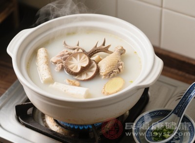 浓白的肉汤看似营养丰富，实则含有大量脂肪和嘌呤