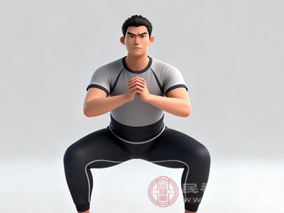 雙腳寬距打開(kāi)，腳尖外展45度，雙手握拳置于胸前