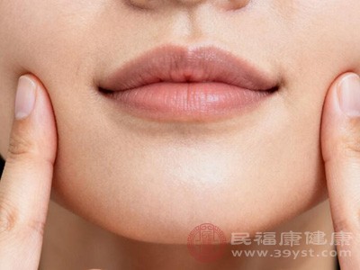 先找到咬肌位置，用力咬紧牙关，脸颊两侧鼓起来的部分就是咬肌