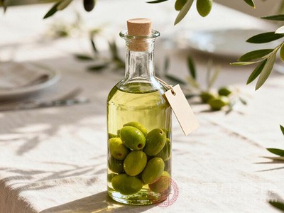 橄榄酒中含有维生素C、维生素E等多种维生素