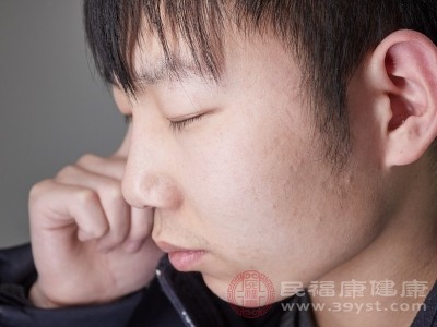 进而牵连头部产生疼痛感