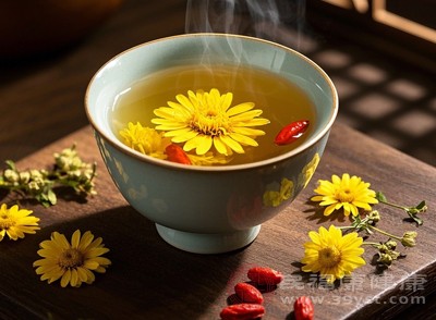 菊花性凉,入肝经,能清肝泻火 菊花性凉,入肝经,能清肝泻火