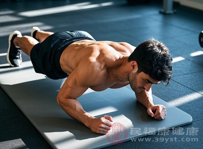 每周进行2-3次腹部力量训练，如平板支撑、卷腹、仰卧抬腿、俄罗斯转体等