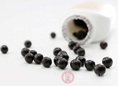 服用某些药物或食用大量含色素的食物，也可能导致尿液颜色改变，需与真性血尿区分