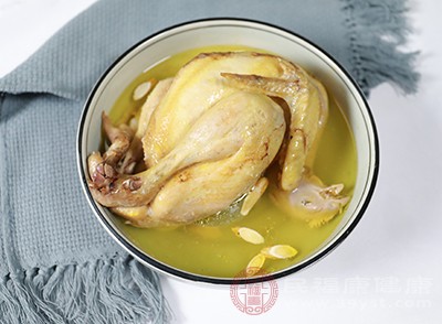 鸡肉性温,味甘,归脾、胃经,具有温中益气、补精填髓的作用 鸡肉性温,味甘,归脾、胃经,具有温中益气、补精填髓的作用