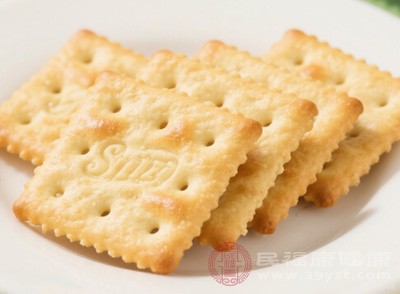 选择清淡、易消化的食物，如粥、面条、苏打饼干等，避免油腻、辛辣、刺激性食物