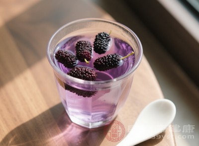 膳食纤维能促进肠道蠕动，有助于维持肠道健康；糖类则为身体提供能量