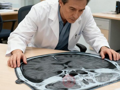 在脑CT图像上，硬膜外血肿表现为颅骨内板下方梭形或双凸形的高密度影