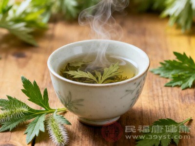 不要在空腹时饮用艾叶水,以免刺激肠胃 不要在空腹时饮用艾叶水,以免刺激肠胃