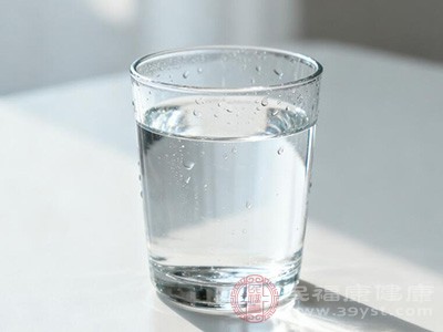 饮用淡盐水能够快速补充这些流失的电解质 饮用淡盐水能够快速补充这些流失的电解质