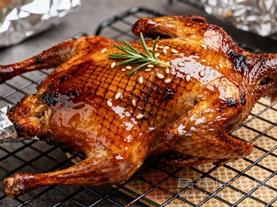 患有痛风、高血压、高血脂等疾病的人群,在食用乳鸽时要谨慎 患有痛风、高血压、高血脂等疾病的人群,在食用乳鸽时要谨慎