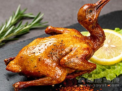 在中医理论中，乳鸽性平味甘，具有滋补肝肾、益气补血的功效