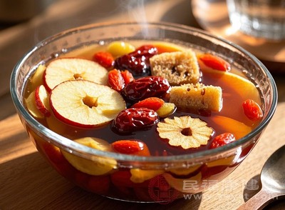 五红汤由红枣、红豆、红衣花生、枸杞、红糖组成