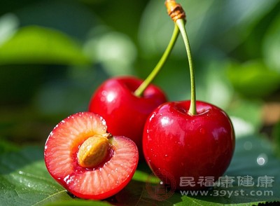 在购买樱桃时，应选择新鲜、成熟度适中的果实