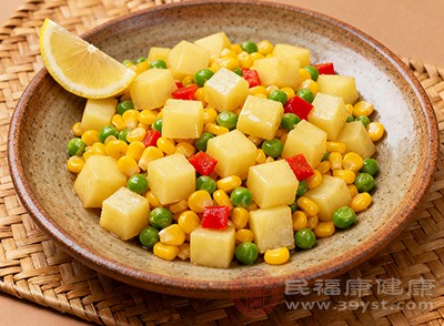 将水煮土豆与富含蛋白质的食物、蔬菜搭配食用 将水煮土豆与富含蛋白质的食物、蔬菜搭配食用