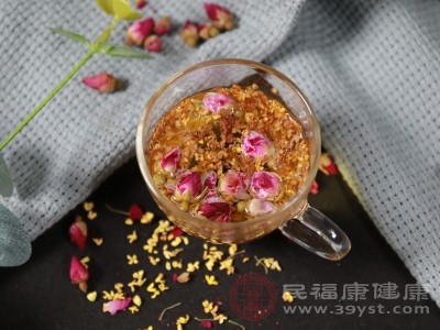 饮用玫瑰菊花茶