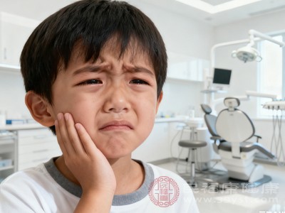 孩子活泼好动，容易发生摔倒、碰撞等意外，导致牙齿磕伤、碰断或移位，引发疼痛