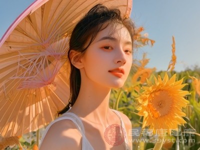 戴上寬檐遮陽帽、太陽鏡，撐上遮陽傘