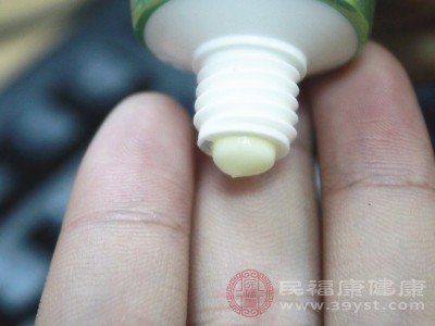 挑選含有這些成分的精華液