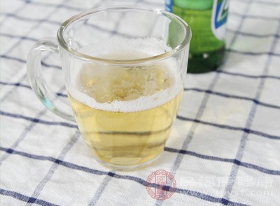 肠胃功能较弱的人，应避免选择酒精含量高的饮品