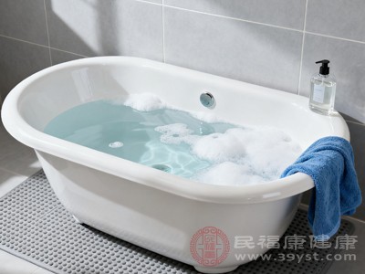 温水坐浴可使肛周血管扩张,促进局部血液循环,减轻静脉丛充血,从而缓解肛门疼痛、瘙痒、坠胀感等症状,尤其对常见的肛周轻微不适有较好的缓解效果 温水坐浴可使肛周血管扩张,促进局部血液循环,减轻静脉丛充血,从而缓解肛门疼痛、瘙痒、坠胀感等症状,尤其对常见的肛周轻微不适有较好的缓解效果