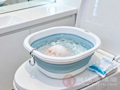 当会阴部或肛周存在轻微皮肤损伤(如擦伤、轻微裂伤)时,温水坐浴可促进局部血液循环,为损伤组织带来更多营养物质,加速细胞修复和再生 当会阴部或肛周存在轻微皮肤损伤(如擦伤、轻微裂伤)时,温水坐浴可促进局部血液循环,为损伤组织带来更多营养物质,加速细胞修复和再生