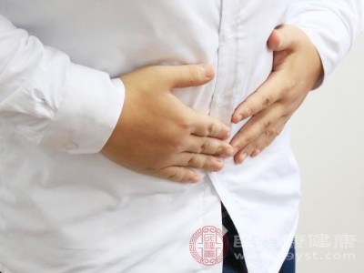 可能伴有腹胀、放屁增多等症状