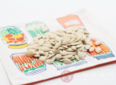 南瓜子富含膳食纖維，每100克南瓜子中膳食纖維含量約為4克