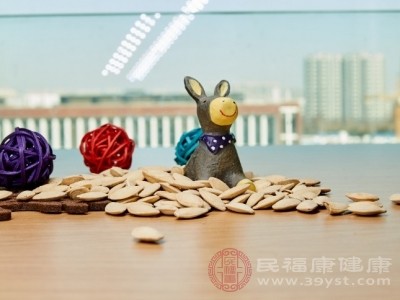 尽量选择原味、少盐的南瓜子