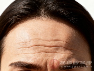 时刻注意控制表情，避免夸张的抬眉、皱眉动作