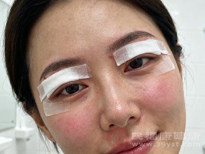 凝血功能较弱者术后出血风险稍高，淤血可能更明显；皮肤较薄者淤血颜色也会更易显现