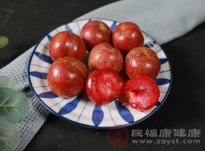 李子味酸,性凉,与皮蛋一起食用 李子味酸,性凉,与皮蛋一起食用