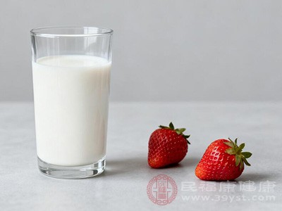 有人认为，草莓中含有果酸，牛奶中的蛋白质遇到果酸会发生沉淀，影响消化吸收