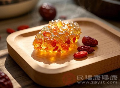 如果需要批量泡发桃胶用于多次食用,可以将泡发好的桃胶沥干水分 如果需要批量泡发桃胶用于多次食用,可以将泡发好的桃胶沥干水分