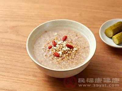 荞麦是一种低GI食物，含有丰富的黄酮类化合物、膳食纤维等营养成分