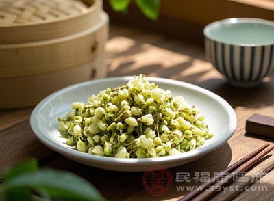 将处理好的洋槐花与豆腐块混合