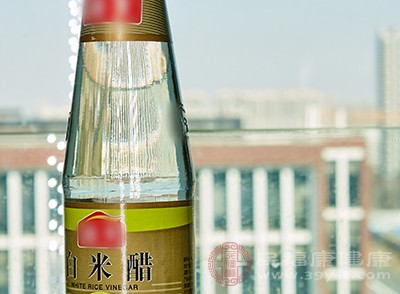 白醋雖然有收縮毛孔的功效，但過(guò)度使用會(huì)破壞皮膚的屏障功能