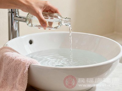 將稀釋好的白醋溶液倒入洗臉盆中，用毛巾或洗臉巾浸濕后，輕輕敷在面部