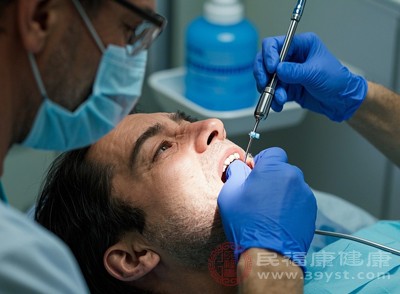 意外摔倒、碰撞,或者咬到硬物,都可能导致牙齿折断 意外摔倒、碰撞,或者咬到硬物,都可能导致牙齿折断