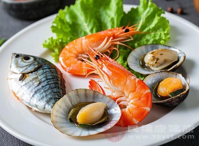 瘦肉、海鲜、坚果等食物是铁和锌的良好来源