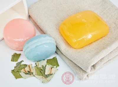 手部指甲长期接触水、肥皂、清洁剂等刺激性物质,指甲会变得松软、分层 手部指甲长期接触水、肥皂、清洁剂等刺激性物质,指甲会变得松软、分层